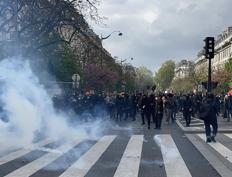 Масови първомайски демонстрации се провеждат в цяла Франция в днес. В столицата участват десетки хиляди